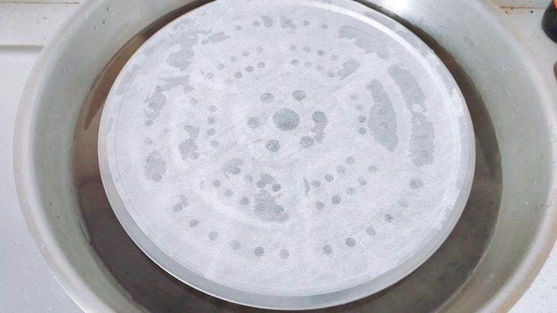 牛奶夹糖白馒头,把锅里加冷水,放上蒸架,蒸布打湿铺好。