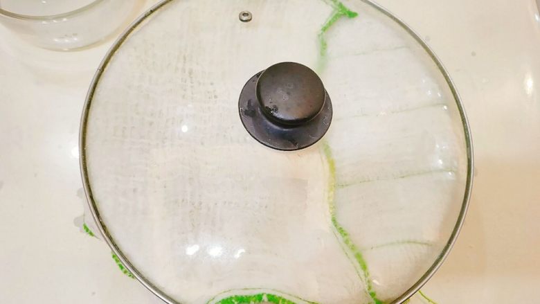 牛奶夹糖白馒头,用湿布盖上盆口,并用盖子盖上,常温醒发,几小时不等。