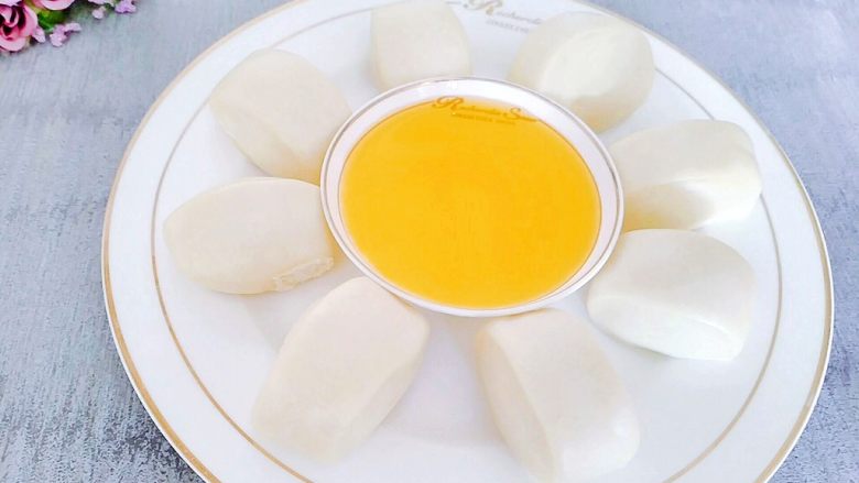 牛奶夹糖白馒头,醒发好,大火烧开,转中火,全程15-20分钟,时间到了不要马上揭锅盖,等个5分钟左右。