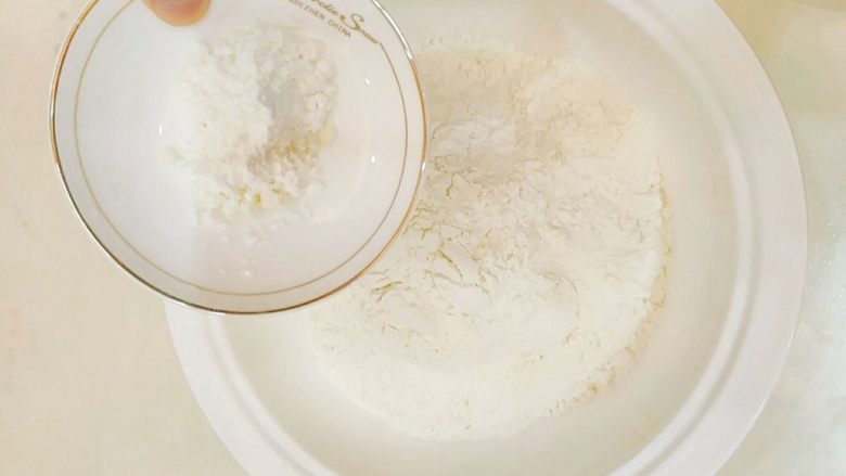 牛奶夹糖白馒头,面粉里加泡打粉,搅动。