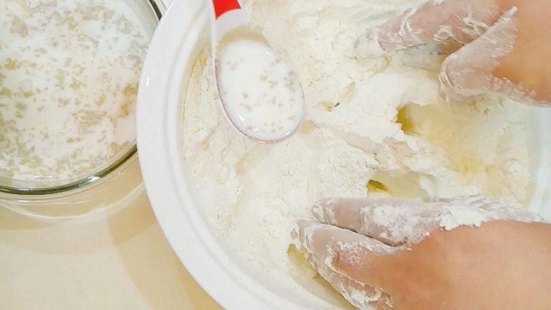 牛奶夹糖白馒头,加一点牛奶,面粉从中间往两边和。再加牛奶,接着和,重复步骤。牛奶或者水不能一下子全倒进去,必须一点一点地加。