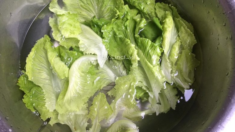 嫩牛肉卷饼,生菜洗净控<a style='color:red;display:inline-block;' href='/shicai/ 156925'>水</a>备用