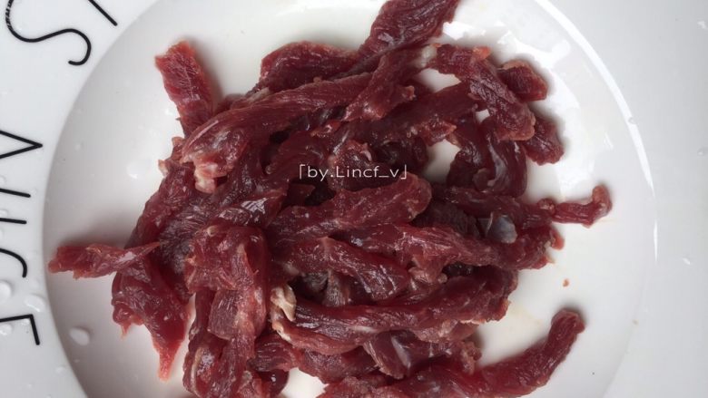 嫩牛肉卷饼,首先将牛肉切成条状,牛肉选择里脊肉口感更嫩