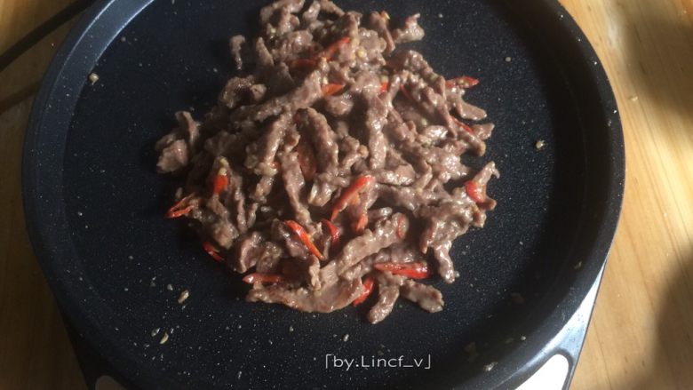 嫩牛肉卷饼,翻炒至完全变色即可
