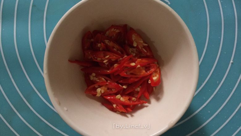 嫩牛肉卷饼,小红辣椒洗净切片备用