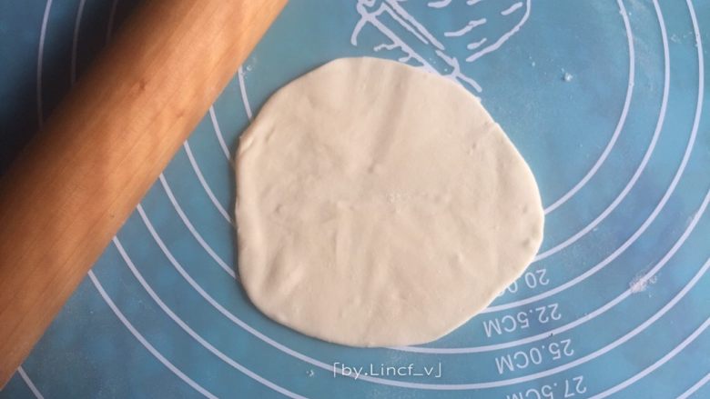 嫩牛肉卷饼,电饼铛提前预热,案板上涂抹上一层玉米油,放上一个小面团压扁后擀开