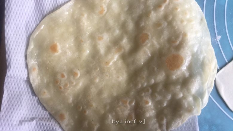 嫩牛肉卷饼,盖上电饼铛盖子,用烙饼模式烙烤约1分来钟即可,依次烙好所有的饼