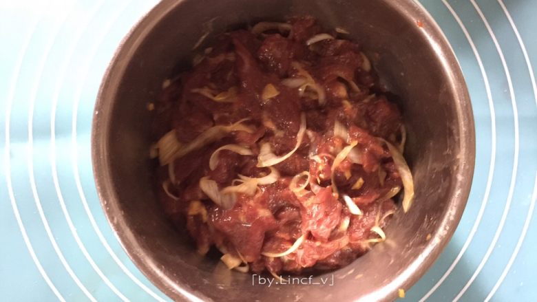 嫩牛肉卷饼,用手抓匀后腌制片刻备用
