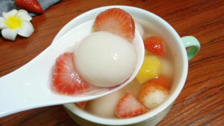 缤纷水果花生汤圆,品尝一口,汤圆Q糯,水果酸甜可口~