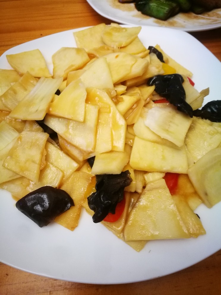 清炒春笋,1.放入油,火热后,放葱姜适量
2.翻炒后放焯水的笋片
3.倒入一勺蚝油,一勺盐调味。
4.最后倒入淀粉水,大约三分之小碗。