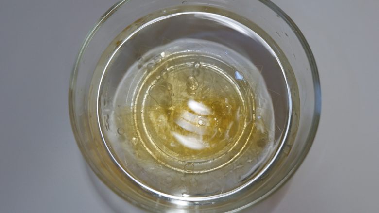 玫瑰奶冻,吉利丁片剪成小块放水中泡软。