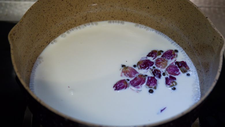 玫瑰奶冻,一起煮至四周冒泡泡,