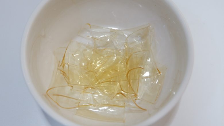 玫瑰奶冻,待玫瑰奶降温至40度左右,将吉利丁片沥干水。