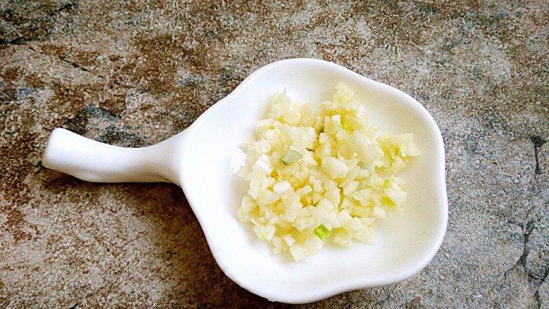 麻汁黄瓜,切成蒜末(捣碎也行)