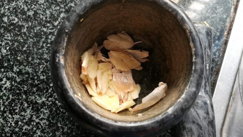 花生碎拌菠菜,蒜瓣捣烂.
友情提醒,凉拌菜一定要加蒜瓣,抑菌杀菌,万一没煮熟,吃了可是要拉肚子的,这是经验之谈,一般人我不告诉他,哈哈.