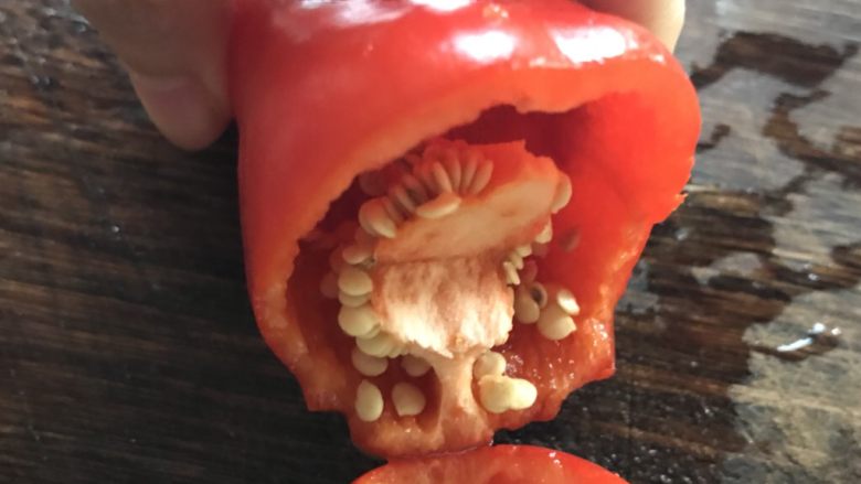 红椒土豆丝,辣椒去蒂(吃辣的可不去)