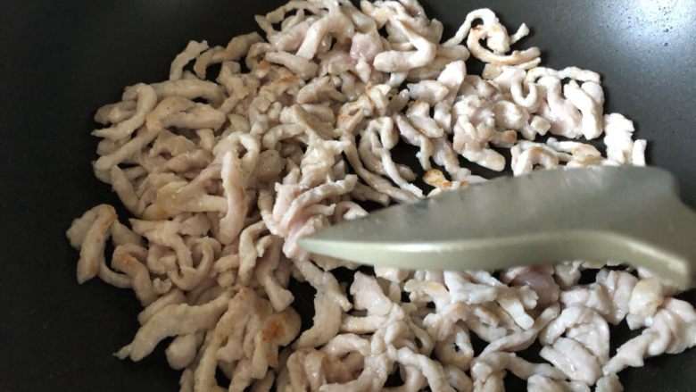 京酱肉丝,下腌制好的肉丝,下锅快速炒至发白变色,称出备用