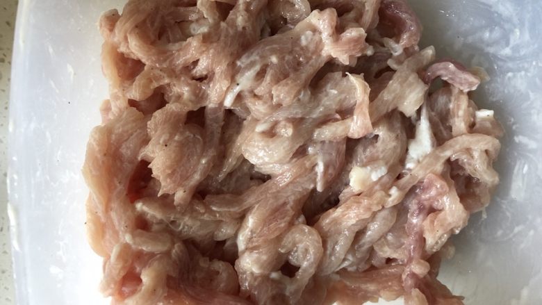 京酱肉丝,用手抓匀腌制半小时