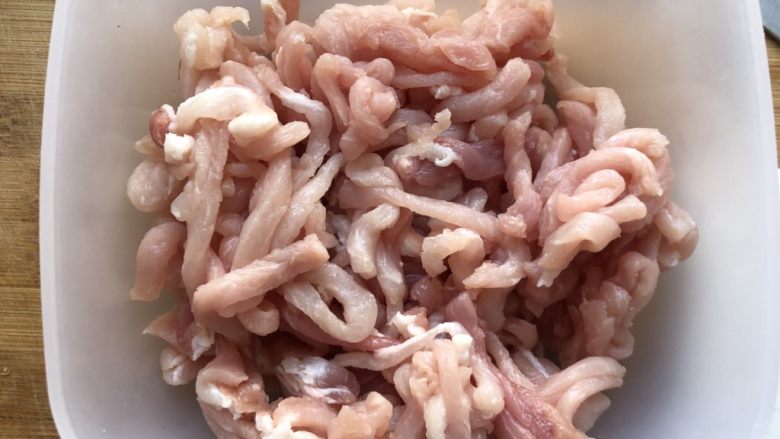京酱肉丝,瘦肉洗净切丝备用