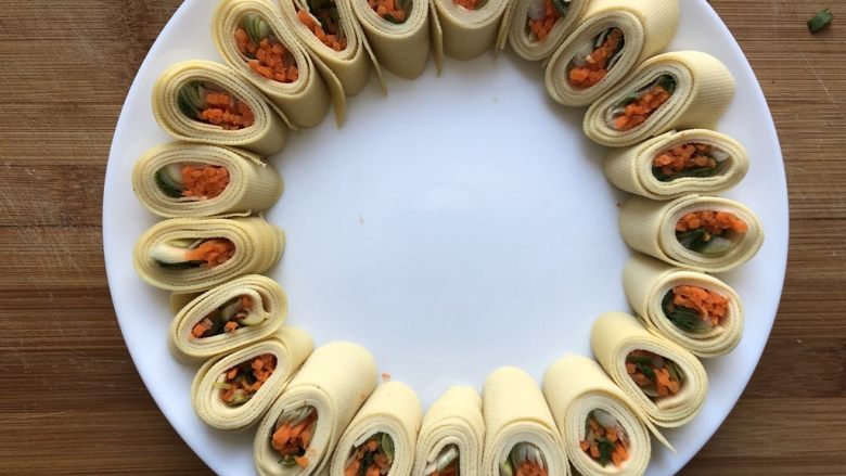京酱肉丝,整齐的摆在盘子边缘,中间一会儿我们留着装肉丝