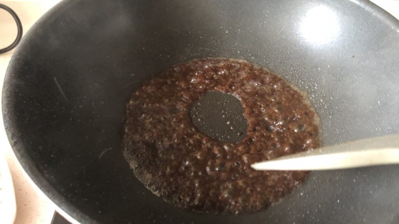 京酱肉丝,然后加入酱汁继续炒几下,转中小火