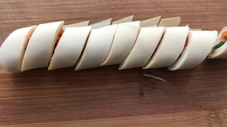 京酱肉丝,然后给干豆腐卷斜切成等宽的小段