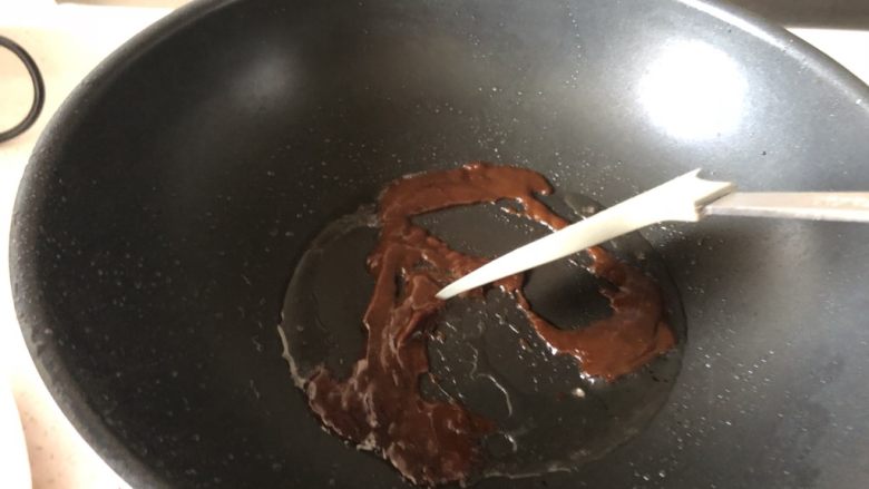 京酱肉丝,锅内留少许油,下甜面酱翻炒几下
