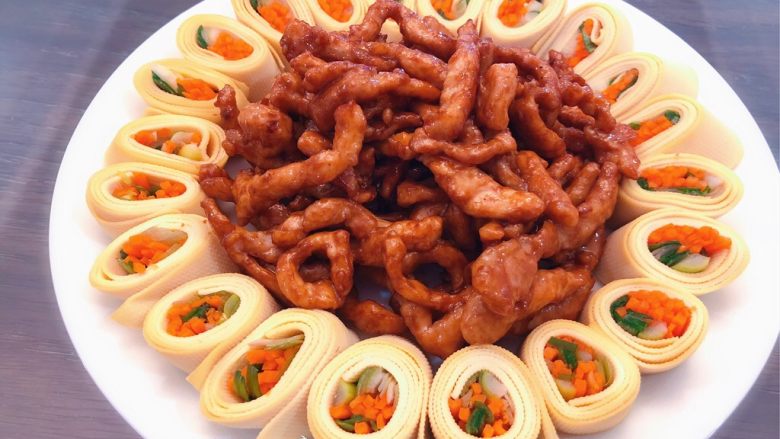 京酱肉丝,作为一盘有颜值的京酱肉丝,配春饼和米饭都是极好的