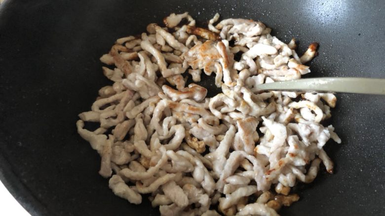 京酱肉丝,下肉丝(小心飞溅的油滴)