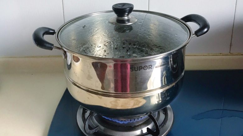 鲫鱼连理蒸肉饼,锅里放入水,大火烧开