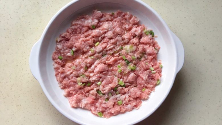 鲫鱼连理蒸肉饼,装入盘中,尽量摊得薄一点