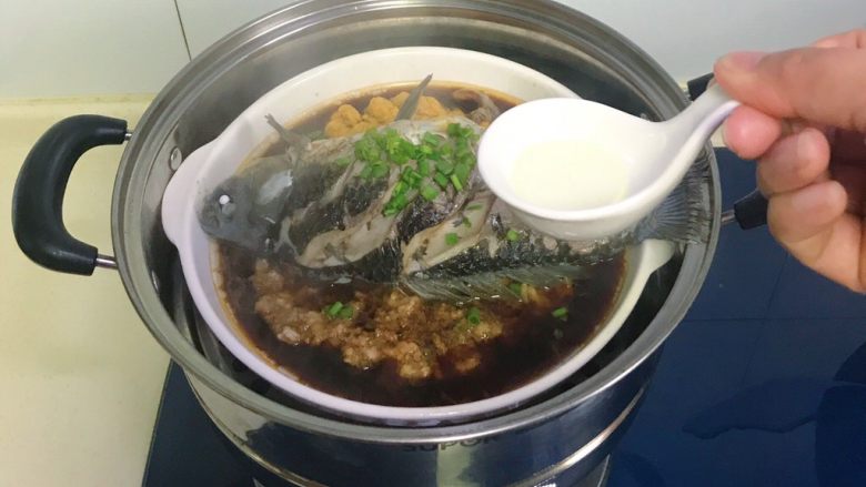 鲫鱼连理蒸肉饼,淋上少许热油,熬油的步骤详见其他菜谱