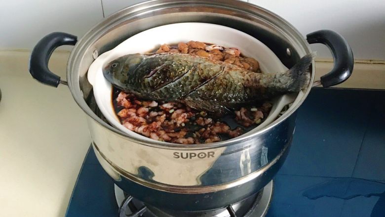 鲫鱼连理蒸肉饼,放入盘子