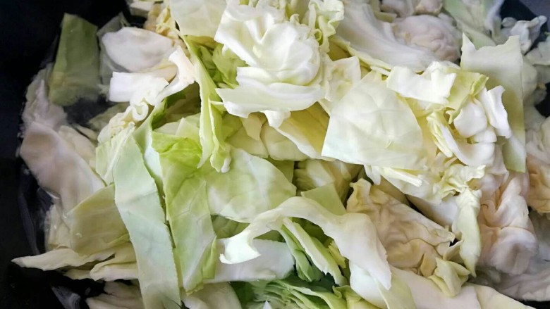 呛莲白,锅中加入水,烧开后加入大头菜,焯一下。