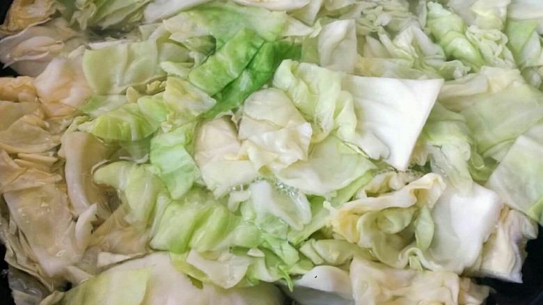 呛莲白,加入少许的盐,翻了下。