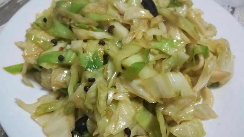 呛莲白,装盘,配上米饭,很不错的。