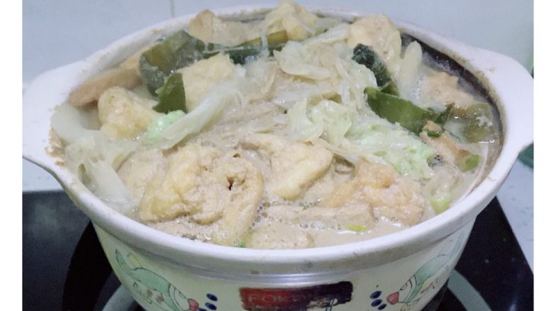 洛阳白菜,3 将炒好的白菜倒入砂锅，然后加入豆泡海带 粉丝和调好的麻酱，中火炖十分钟