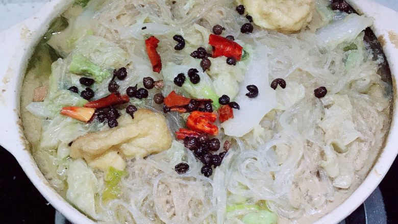 洛阳白菜,4 在砂锅上面撒入辣椒碎后，单独用炒菜锅倒入油开火加热冒烟后 倒入花椒麻椒 炸一下 关火，将花椒油倒入砂锅上面即可。
