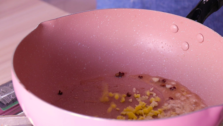 酸菜豆腐,炒锅中放油适量,再放入<a style='color:red;display:inline-block;' href='/shicai/ 700'>花椒</a>粒和姜蒜末炒出香味