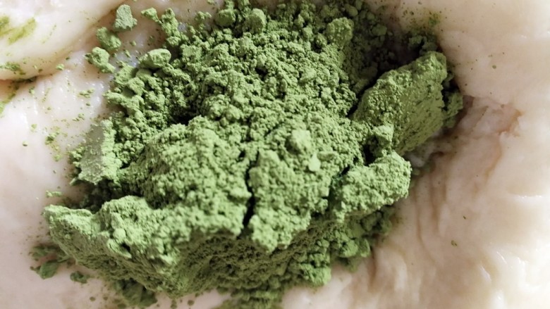 马斯卡彭炼奶双色土司,另一份加入抹茶粉,手揉至抹茶粉和面团完全融合