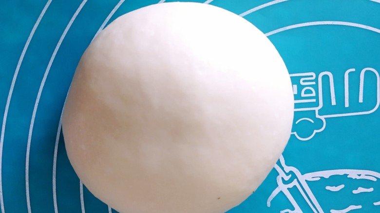 马斯卡彭炼奶双色土司,白面团排气滚圆,盖保鲜膜醒发十分钟左右