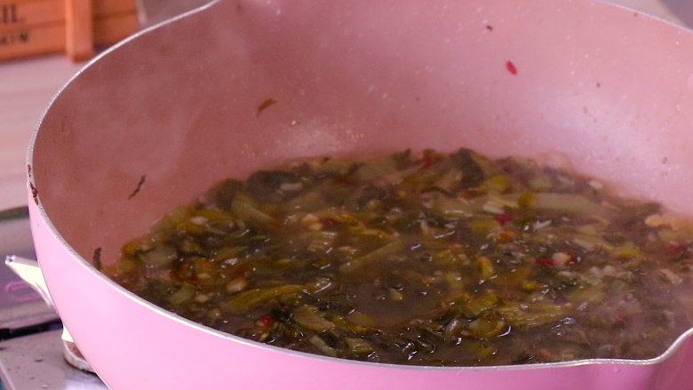 酸菜豆腐,加适量的清水烧开,水要没过酸菜