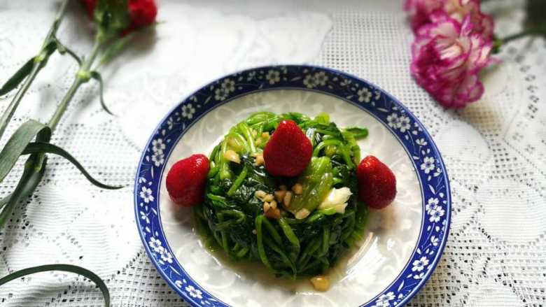 花生碎拌菠菜,成品图.
非常诱人是不是,而且吃起来不仅有菠菜的香味,而且花生的香味丝丝入扣,口感真的是棒极了.