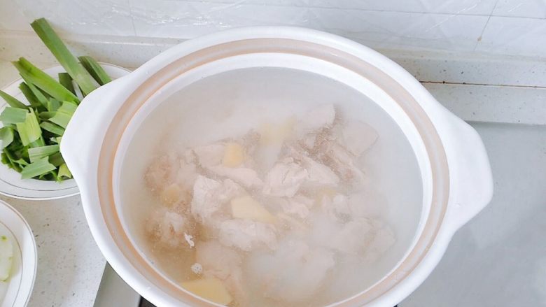 炖锅版~清热冬瓜排骨汤,炖锅里加水,水一次性加够,把腌好的排骨倒进去,大火煮开。如果后面水少了,加热水,不要加冷水。