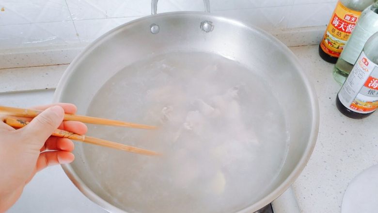 炖锅版~清热冬瓜排骨汤,水开后,不要立即捞出,再搅动下,煮一二分钟,使浮沫漂出。