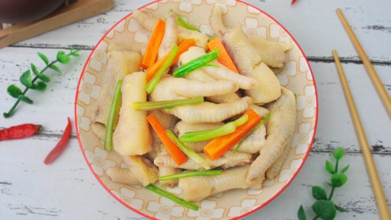 泡椒凤爪,美味就完成啦!
大家喜欢我的菜谱记得点赞和收藏哦!
欢迎评论留下您的宝贵意见! 谢谢啦!