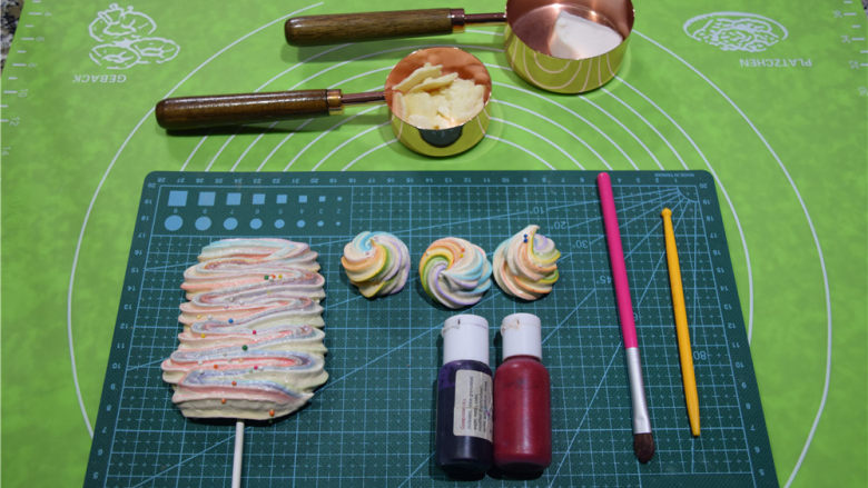 凹造型的独角兽玛琳糖,原料和工具的展示,除了配料表中的原料以外,你还需要一只毛刷和一个翻糖塑型器,如果没有可以用一只铅笔代替。