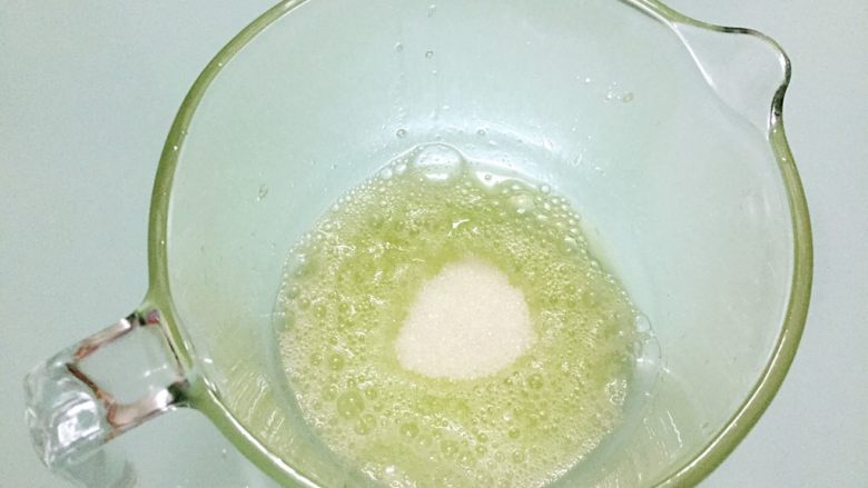 桔子汁戚风蛋糕,加入白糖(白糖分三次加入),打发至硬性发泡