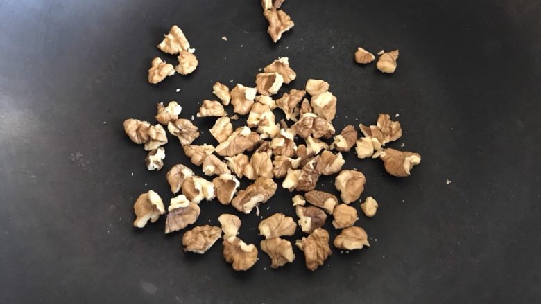 可可软欧包——核桃、豆沙、黑加仑内馅儿,把生核桃仁放锅里炒一炒,这样更香。