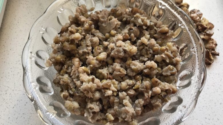 可可软欧包——核桃、豆沙、黑加仑内馅儿,绿豆沙,电压力锅压出来的,加入适量糖拌匀。